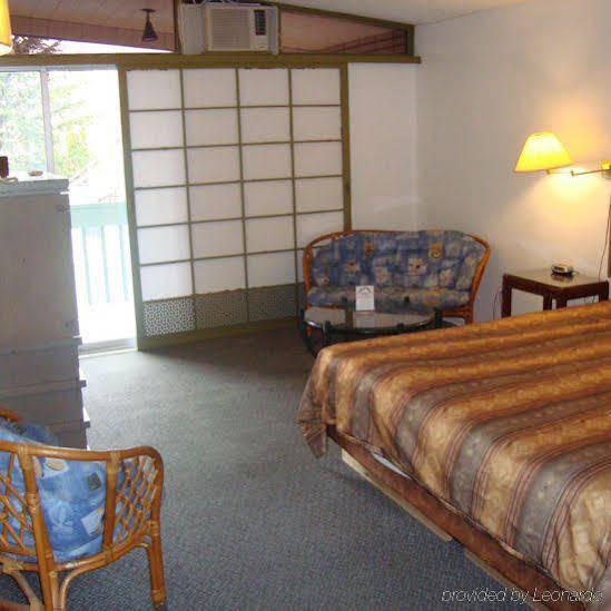 Tiki Village Inn Вернон Экстерьер фото