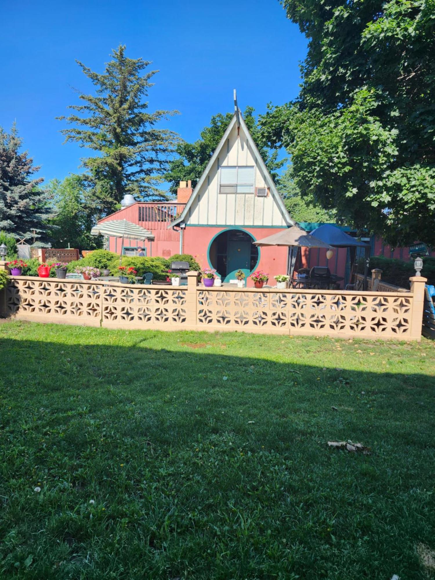 Tiki Village Inn Вернон Экстерьер фото