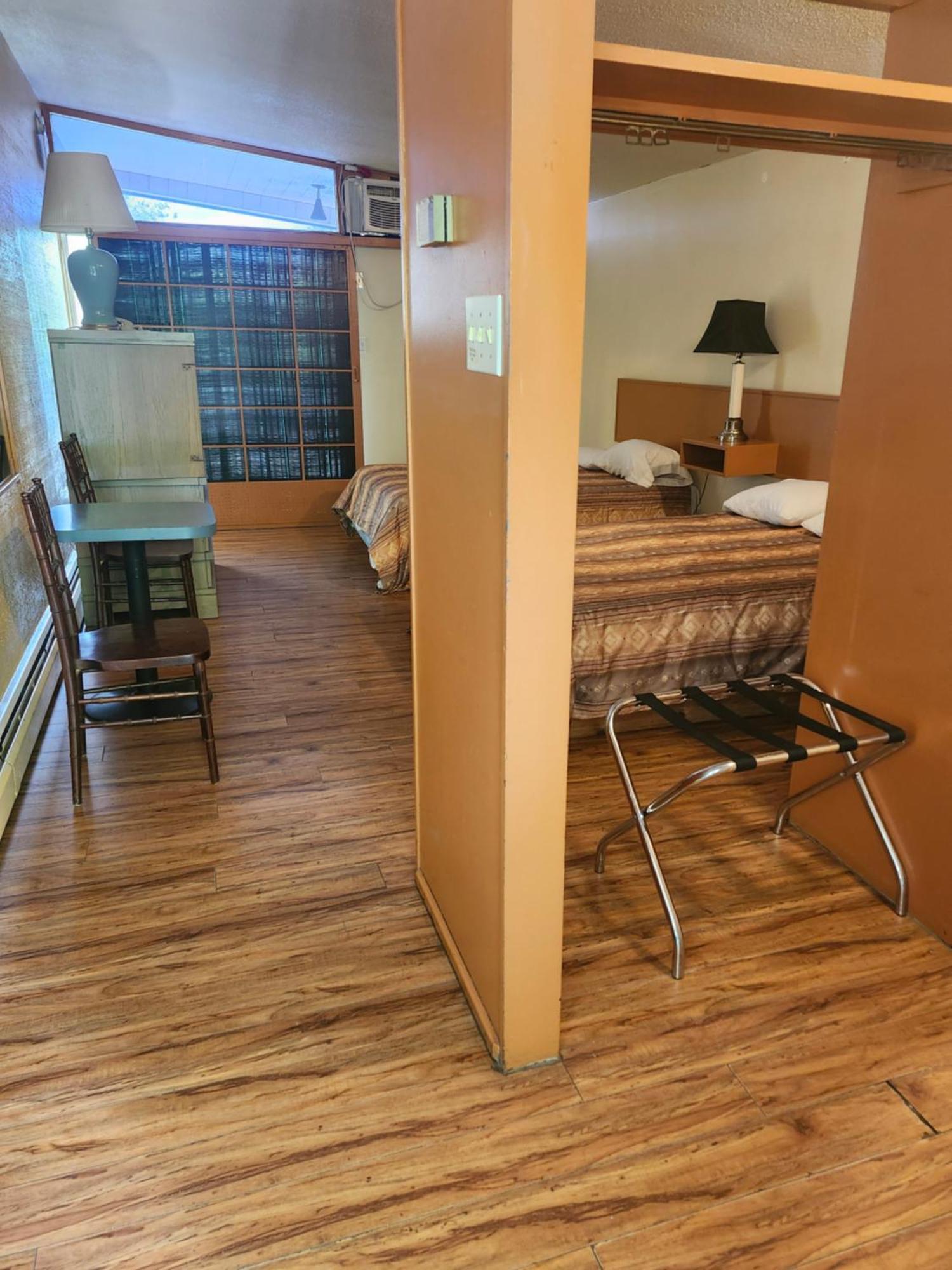 Tiki Village Inn Вернон Экстерьер фото
