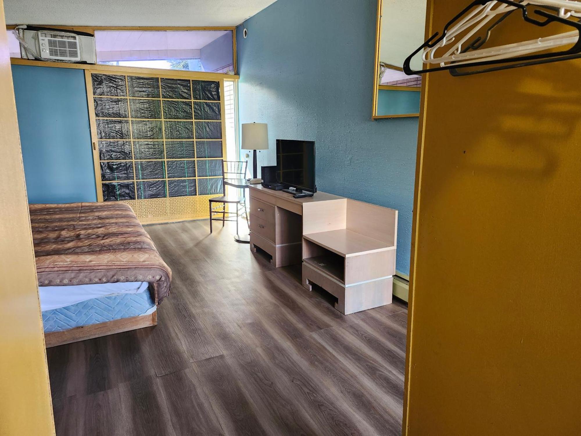 Tiki Village Inn Вернон Экстерьер фото