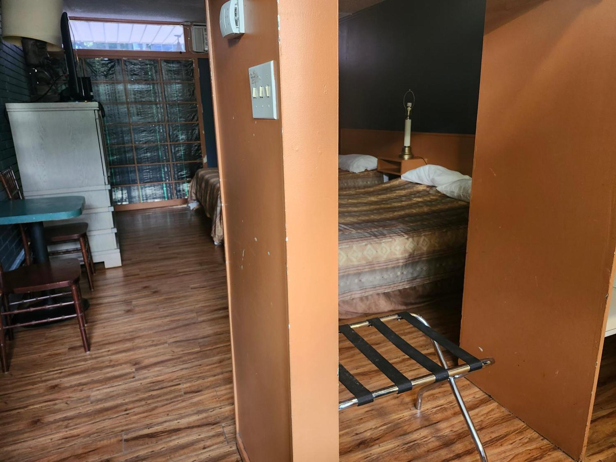 Tiki Village Inn Вернон Экстерьер фото