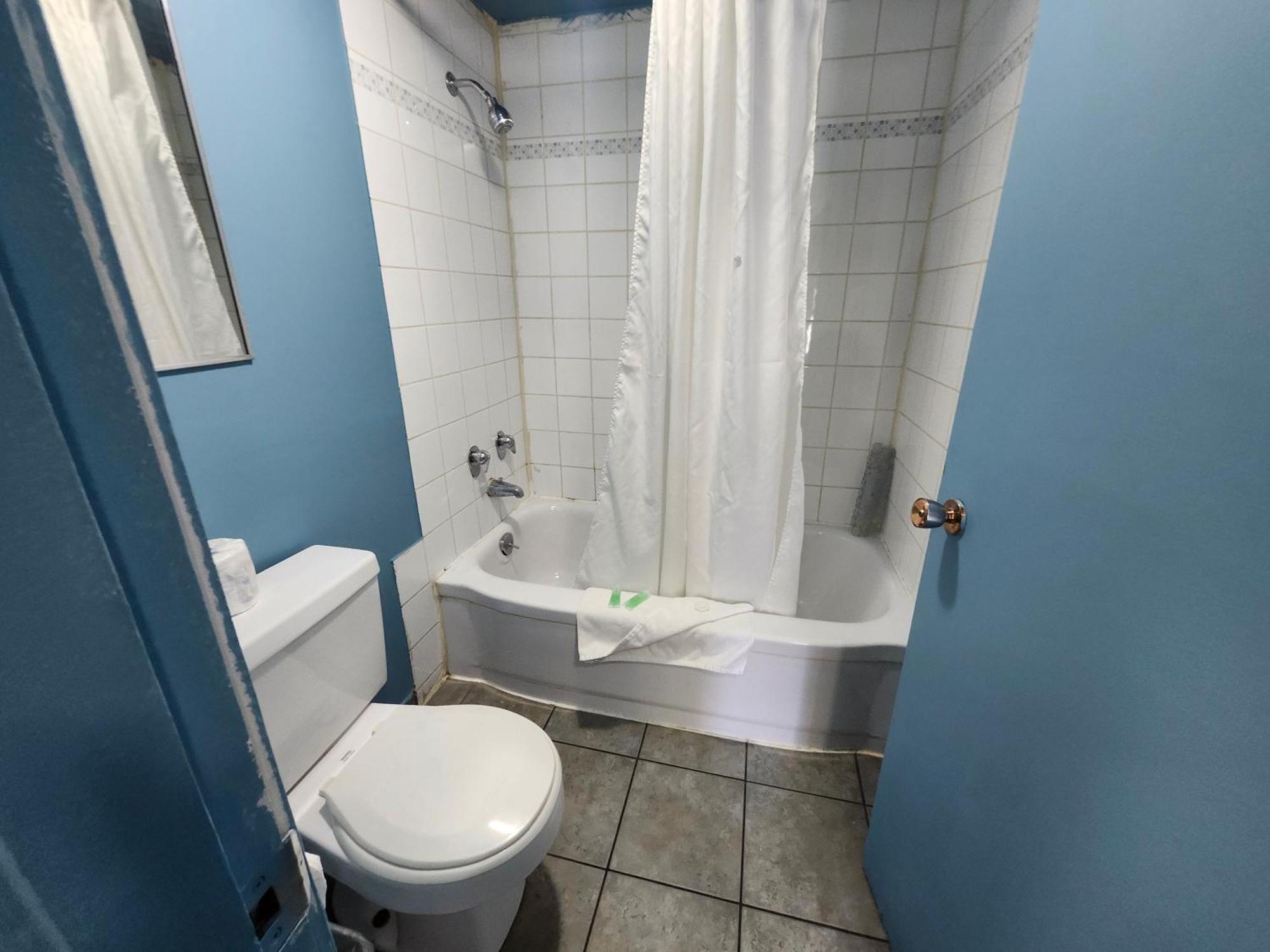 Tiki Village Inn Вернон Экстерьер фото