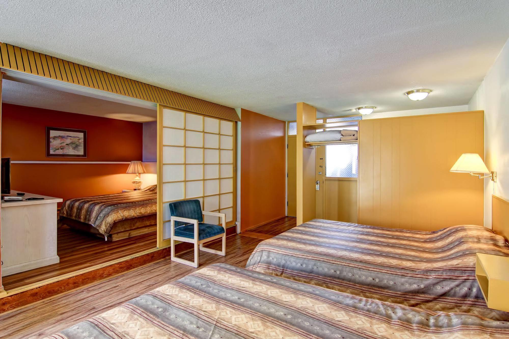 Tiki Village Inn Вернон Экстерьер фото