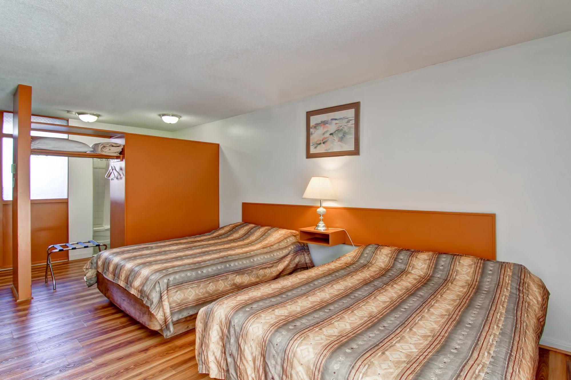 Tiki Village Inn Вернон Экстерьер фото